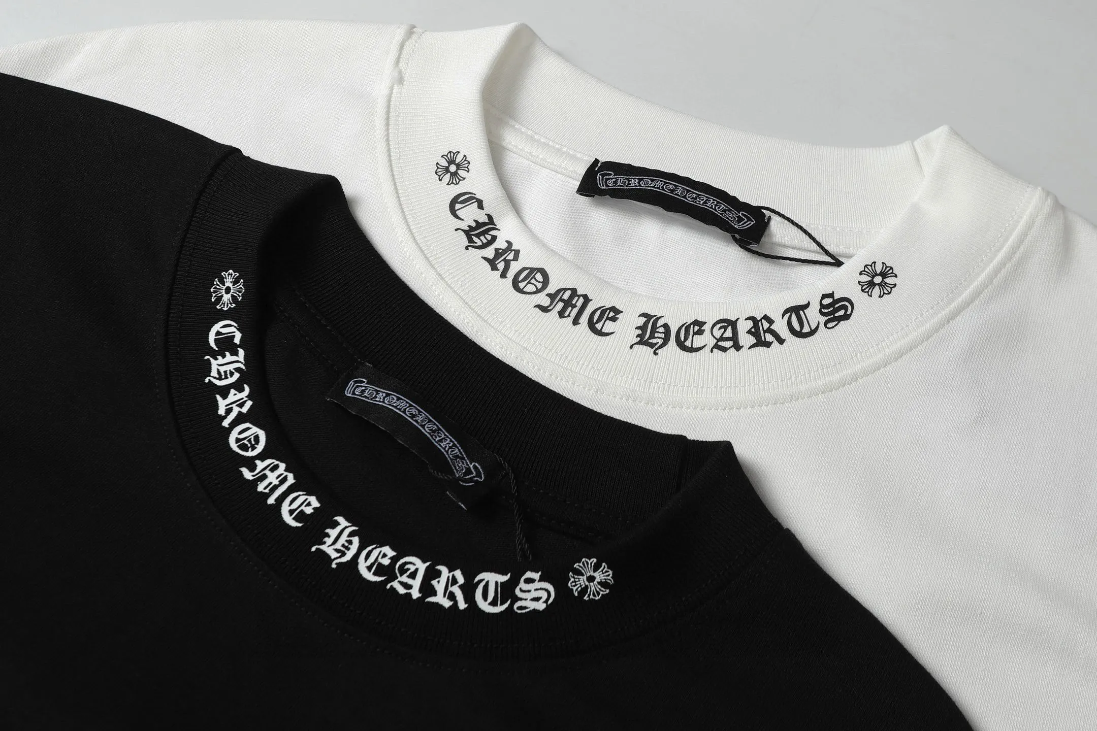 🅿️170 Chrome hearte/Chrome heart ch 25ss early spring new Sanskrit logo pocket short sleeves. A must-have item for daily commuting for men and women in light luxury. The correct version is welcome to compare. Detailed features ·280g 100% cotton double yarn jersey fabric ·Custom-dyed in the same cylinder, special thickened 32 counts double-strand 1x1 thread ·Double-needle cross-stitch technology ·Original main mark washed hangtag COLOUR: black white SIZE：xs s m l